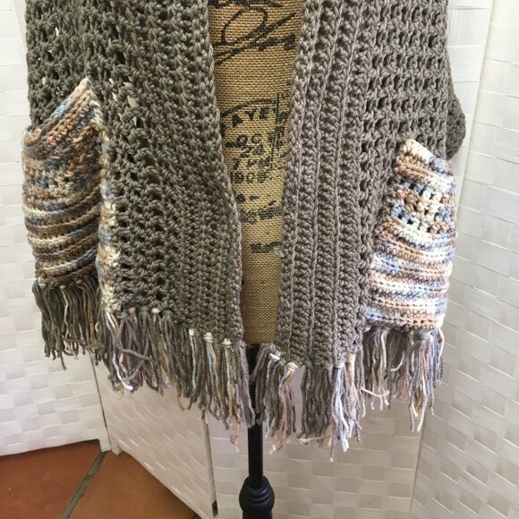 crochet scarf with pockets and fringe - Picture 4 of 11